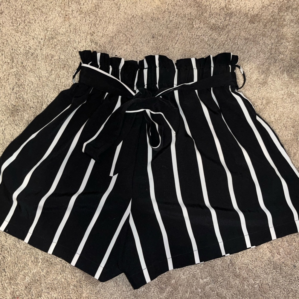 Shein striped flowy tie pants. Size S
